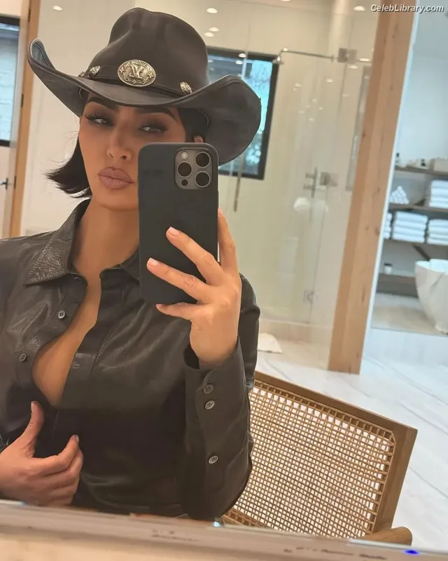 Kim Kardashian photo 7 of 4170