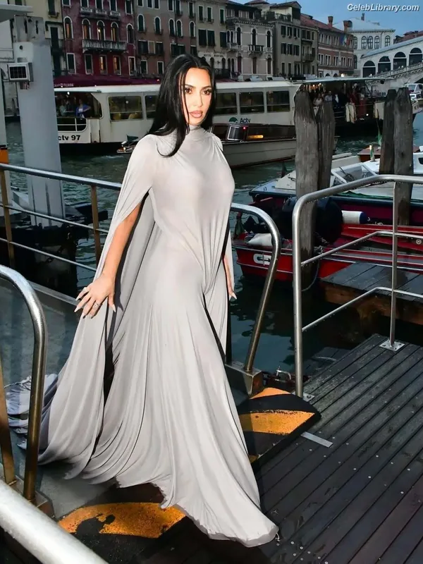 Kim Kardashian photo 22 of 4170