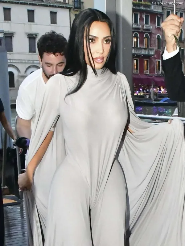 Kim Kardashian photo 23 of 4170