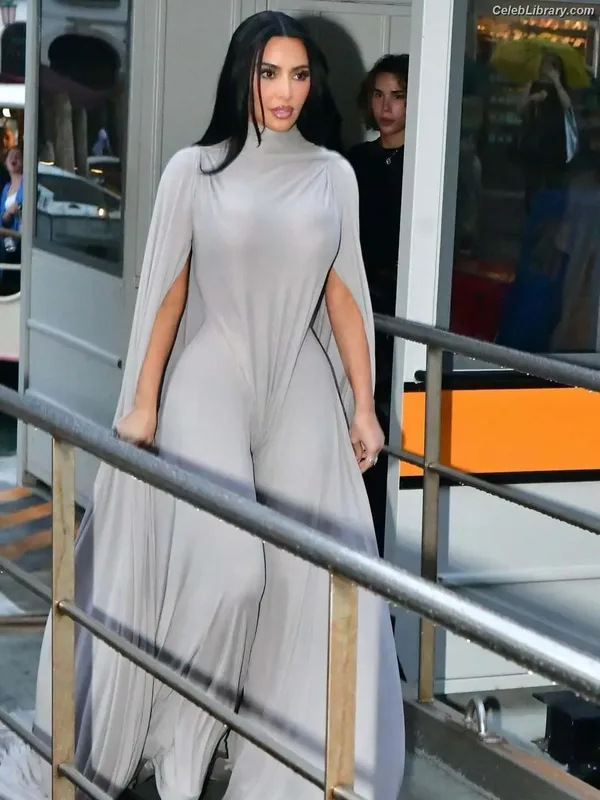 Kim Kardashian photo 24 of 4170