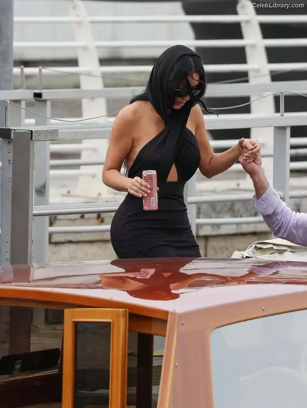 Kim Kardashian photo 4 of 4170