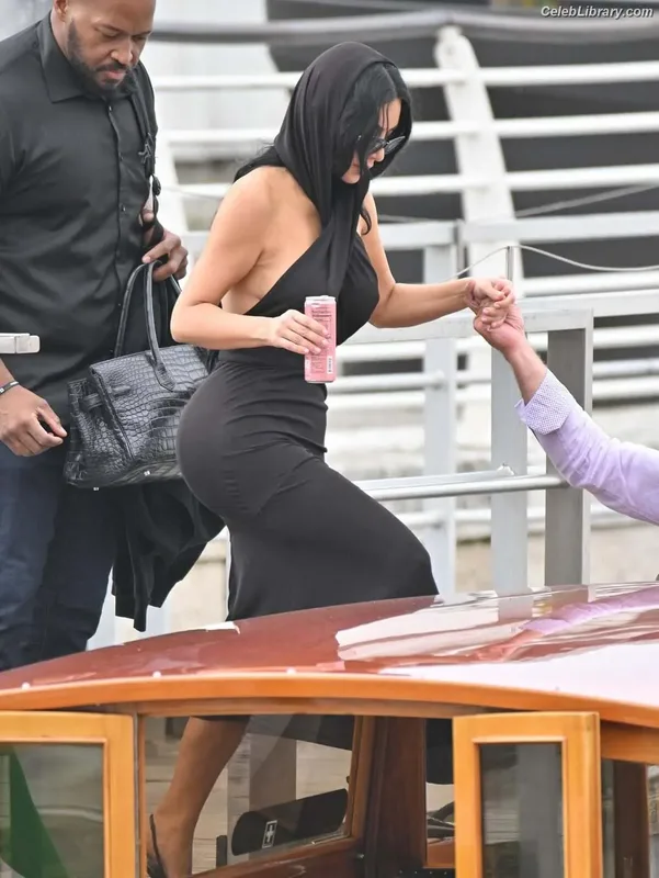 Kim Kardashian photo 5 of 4170