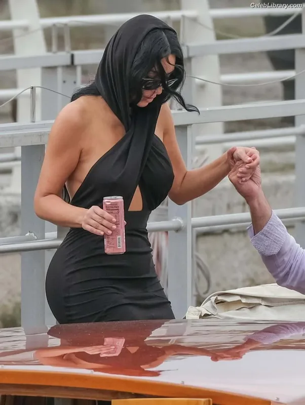 Kim Kardashian photo 6 of 4170