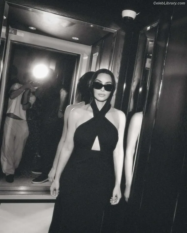 Kim Kardashian photo 12 of 4170
