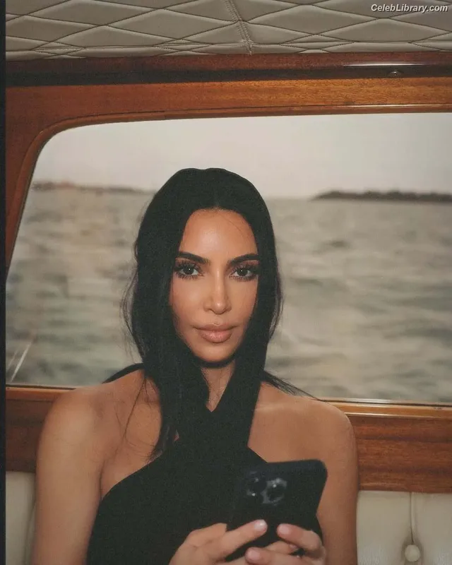 Kim Kardashian photo 15 of 4170