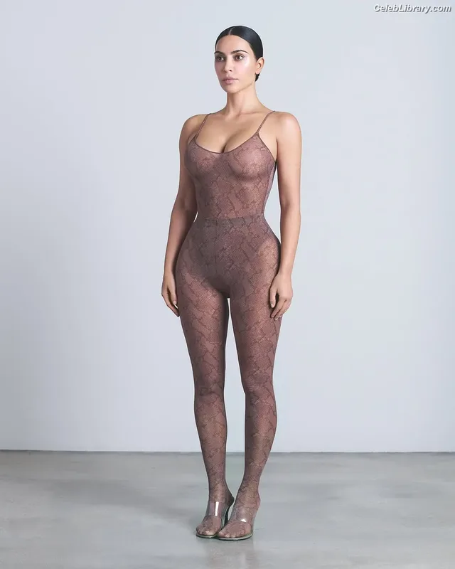Kim Kardashian photo 16 of 4170