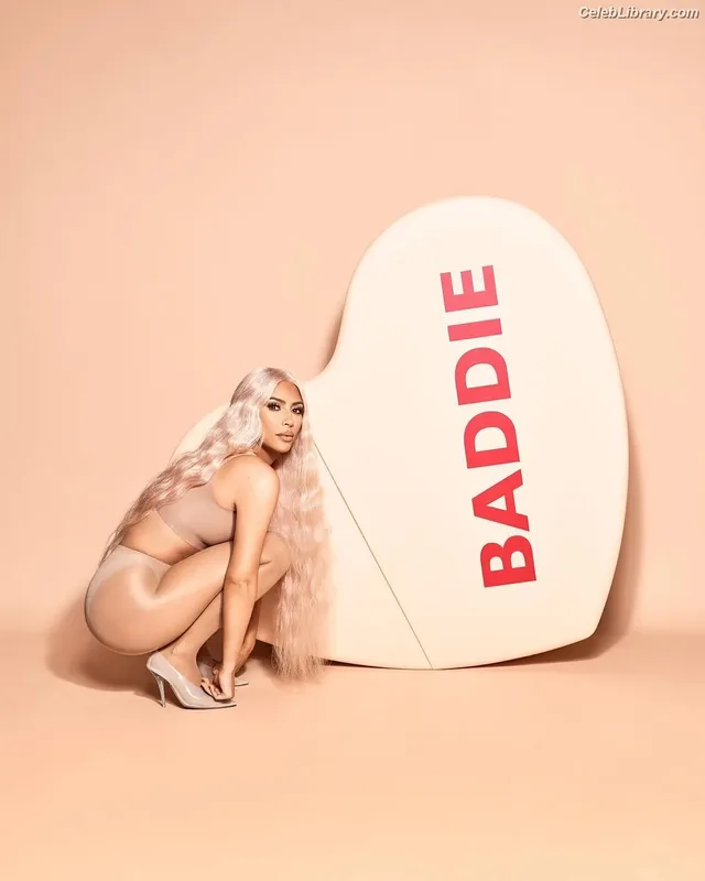 Kim Kardashian photo 14 of 4170