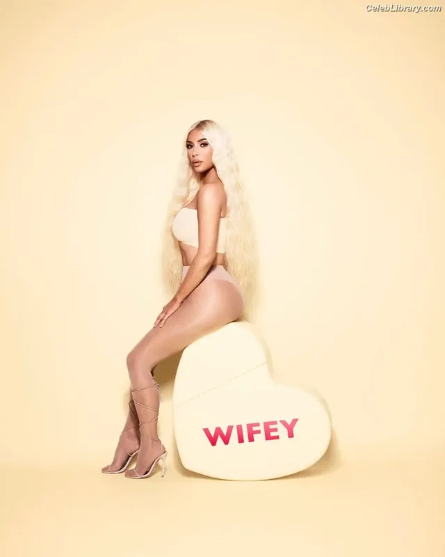 Kim Kardashian photo 18 of 4170