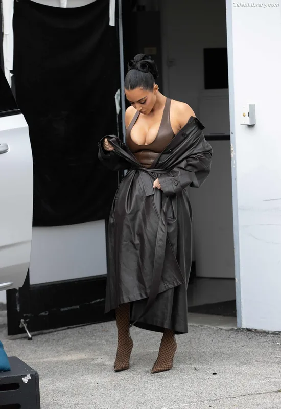 Kim Kardashian photo 3 of 4170