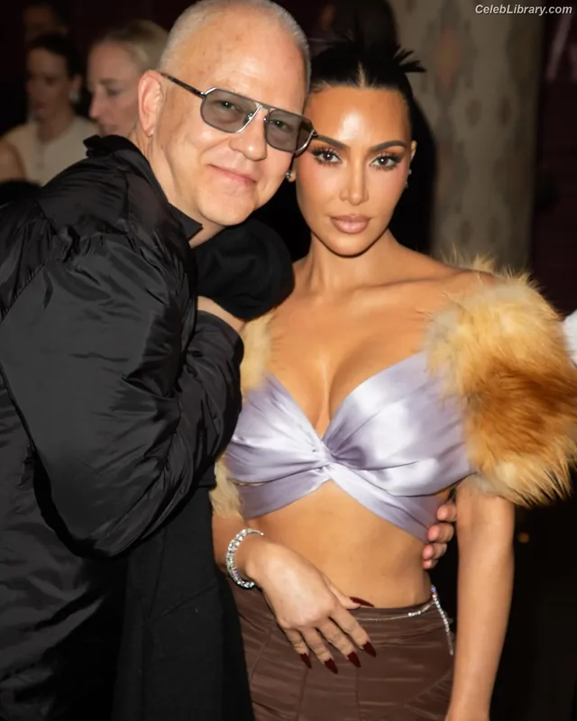 Kim Kardashian photo 8 of 4170