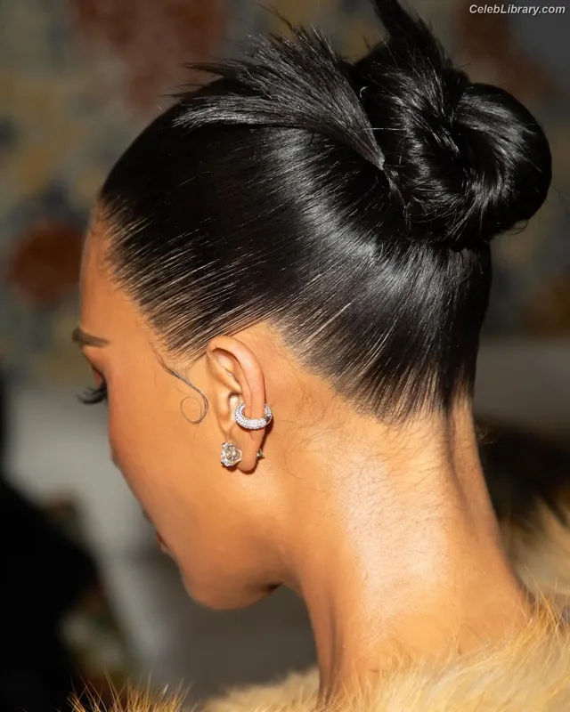 Kim Kardashian photo 10 of 4170