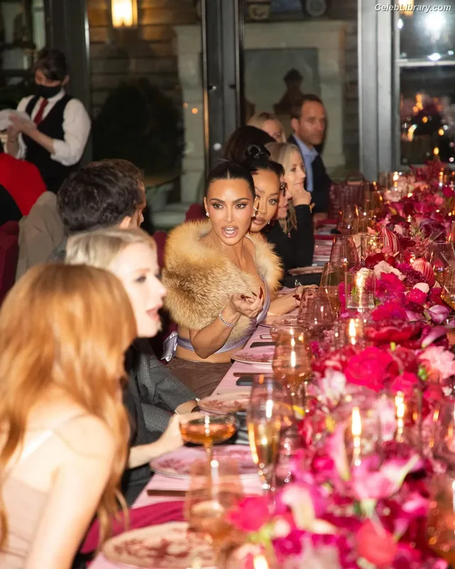 Kim Kardashian photo 11 of 4170
