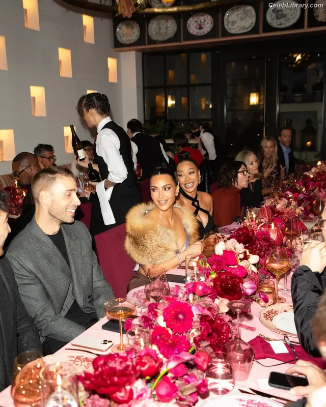 Kim Kardashian photo 13 of 4170