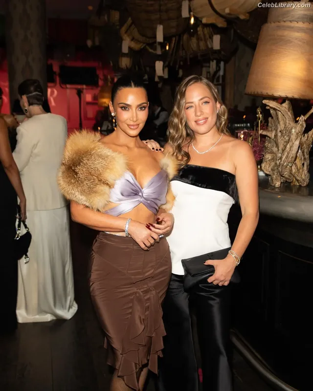 Kim Kardashian photo 15 of 4170