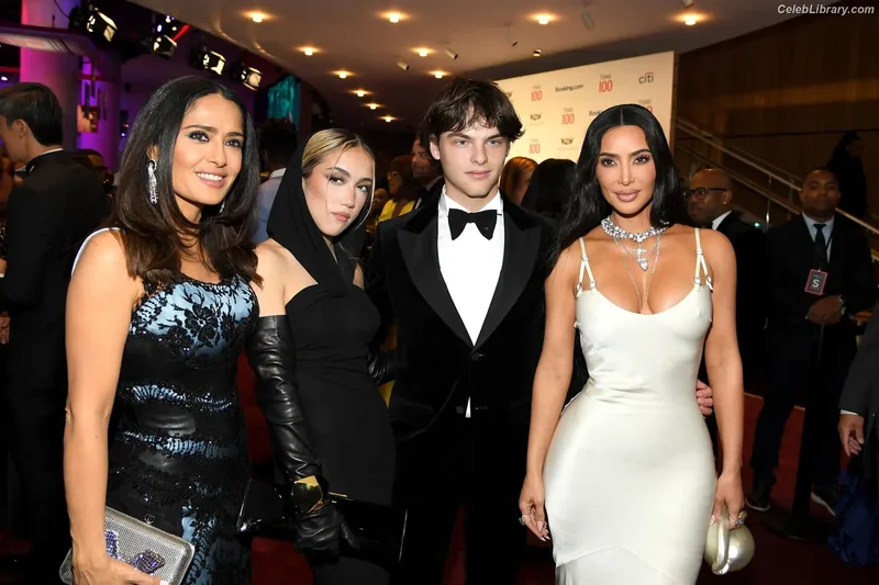 Kim Kardashian photo 21 of 4170