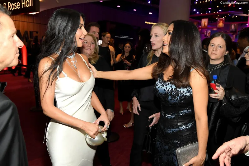 Kim Kardashian photo 1 of 4170