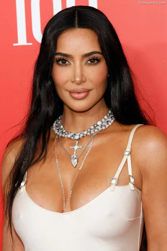 Kim Kardashian photo 4 of 4170