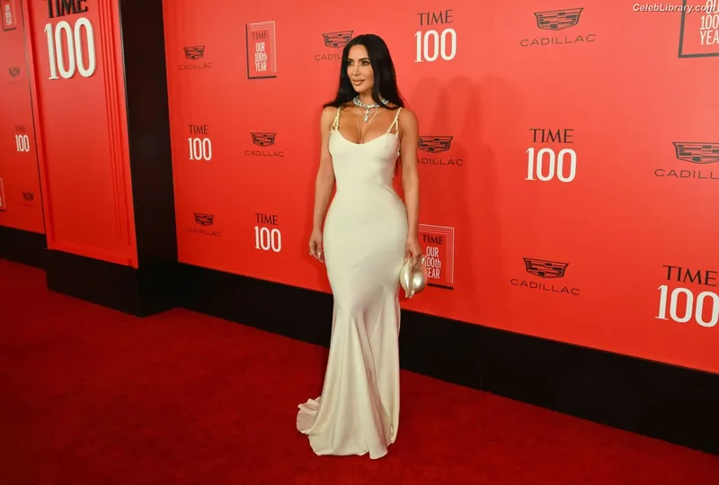 Kim Kardashian photo 7 of 4170