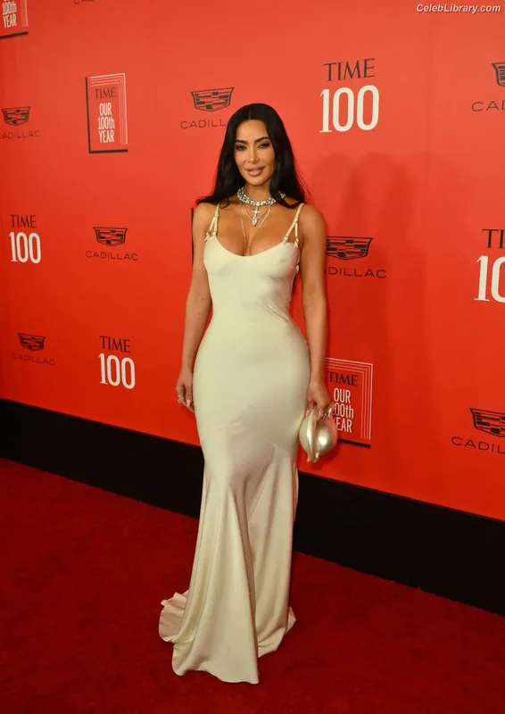 Kim Kardashian photo 10 of 4170