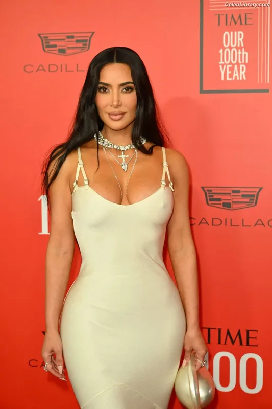 Kim Kardashian photo 11 of 4170