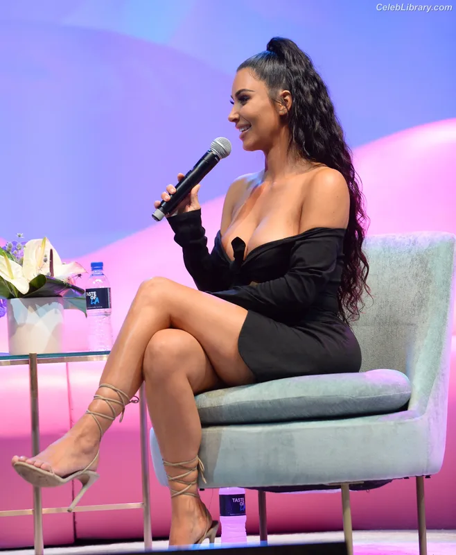 Kim Kardashian photo 15 of 4170