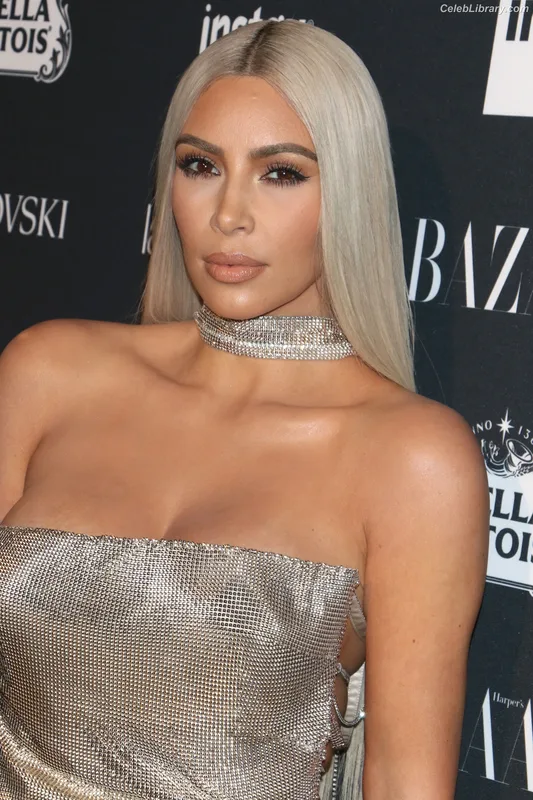 Kim Kardashian photo 10 of 4170