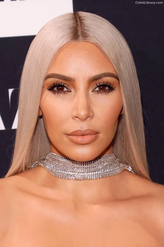 Kim Kardashian photo 17 of 4170