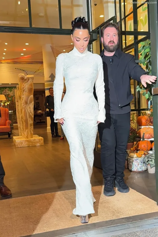 Kim Kardashian photo 11 of 4170