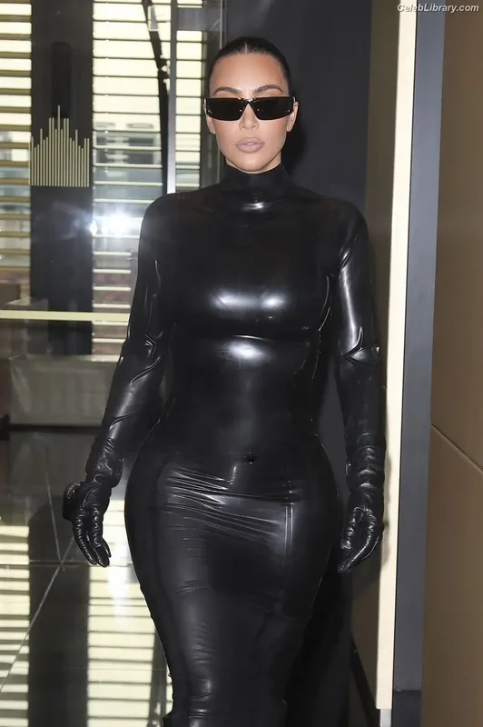 Kim Kardashian photo 23 of 4170