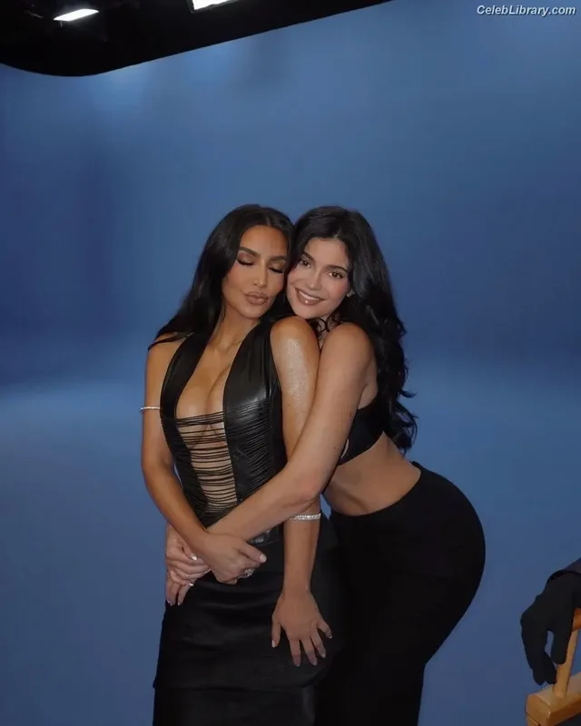 Kim Kardashian photo 2 of 4170
