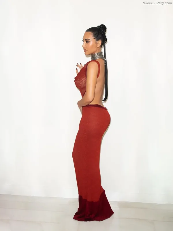Kim Kardashian photo 12 of 4170