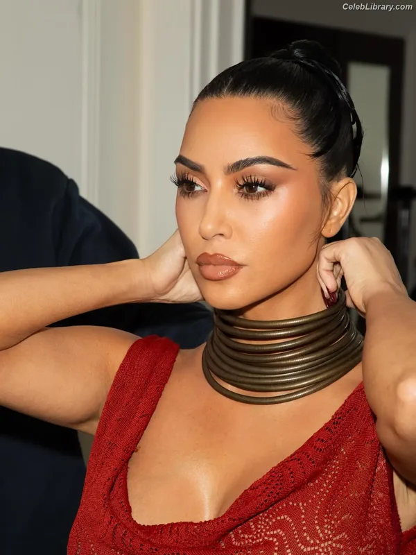 Kim Kardashian photo 16 of 4170