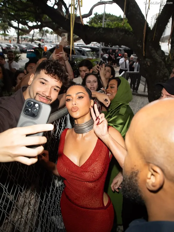 Kim Kardashian photo 19 of 4170