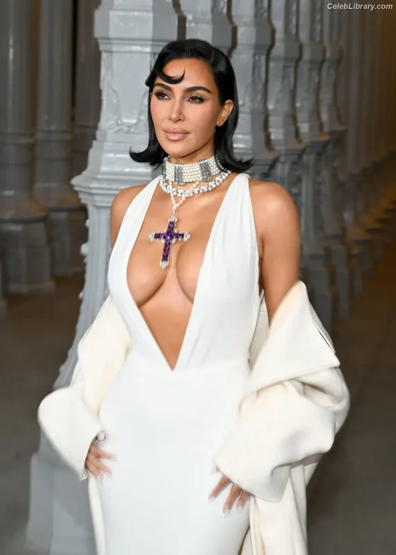 Kim Kardashian photo 16 of 4170
