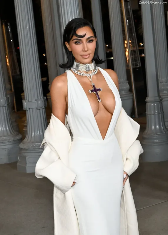 Kim Kardashian photo 20 of 4170