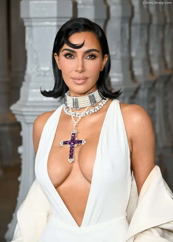 Kim Kardashian photo 21 of 4170