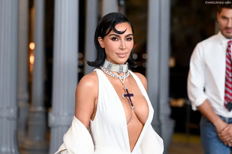 Kim Kardashian photo 22 of 4170