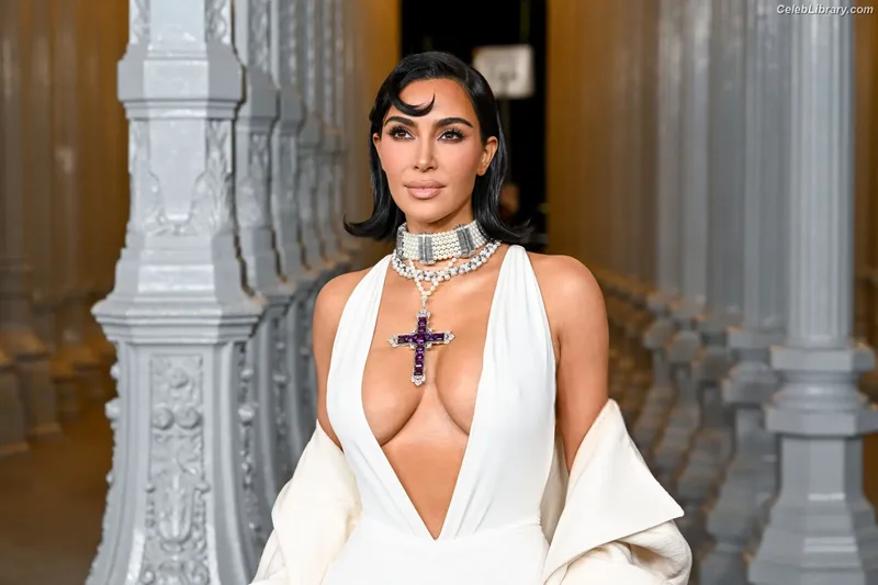 Kim Kardashian photo 23 of 4170