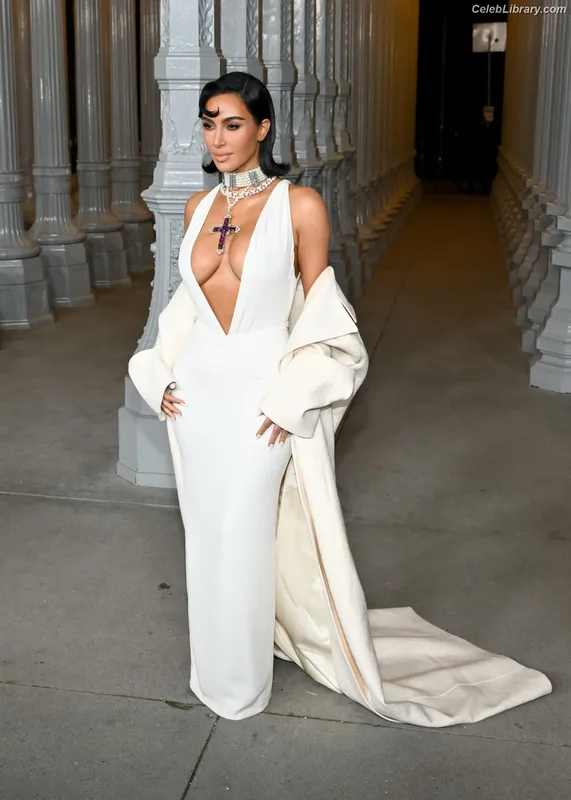 Kim Kardashian photo 2 of 4170