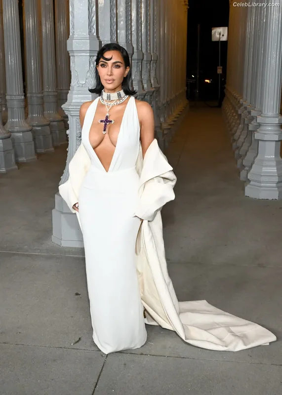 Kim Kardashian photo 3 of 4170