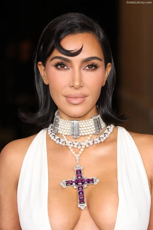 Kim Kardashian photo 6 of 4170