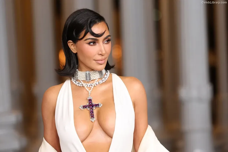 Kim Kardashian photo 7 of 4170