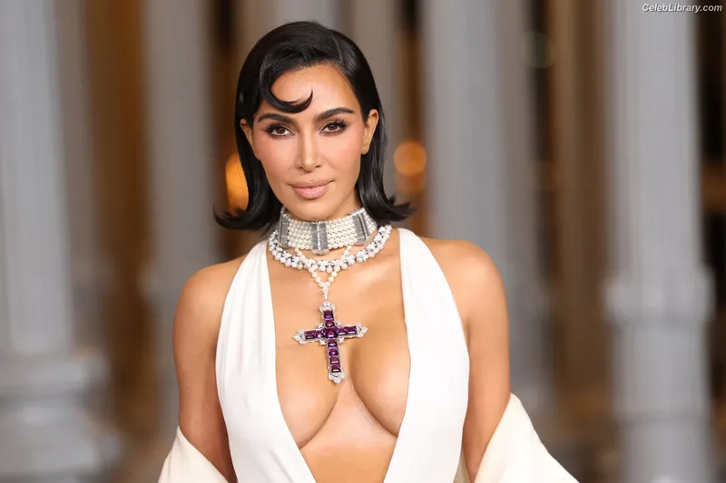 Kim Kardashian photo 8 of 4170