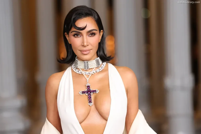 Kim Kardashian photo 9 of 4170