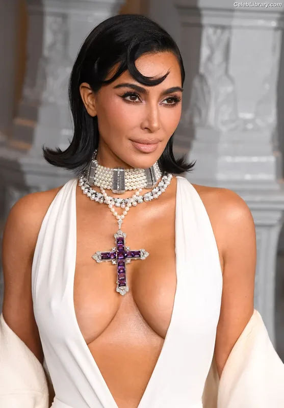 Kim Kardashian photo 13 of 4170