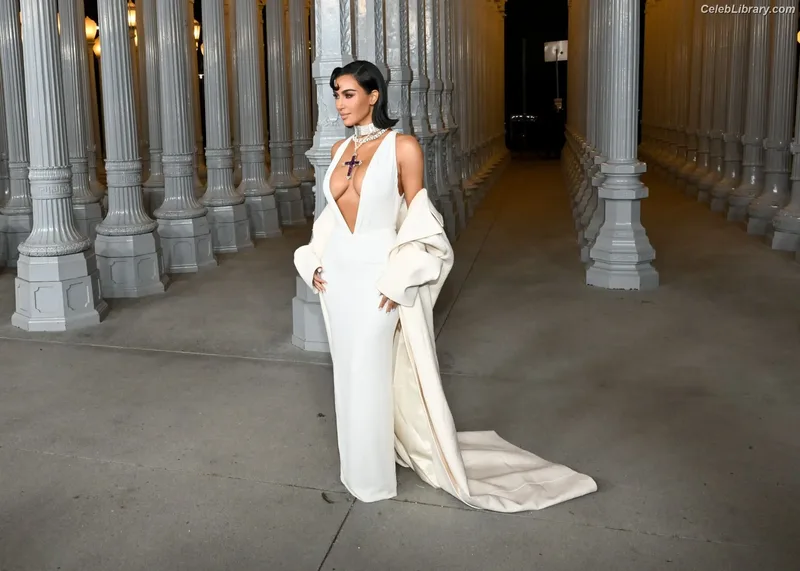 Kim Kardashian photo 15 of 4170