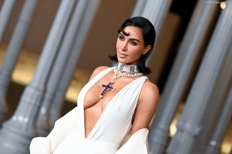 Kim Kardashian photo 17 of 4170