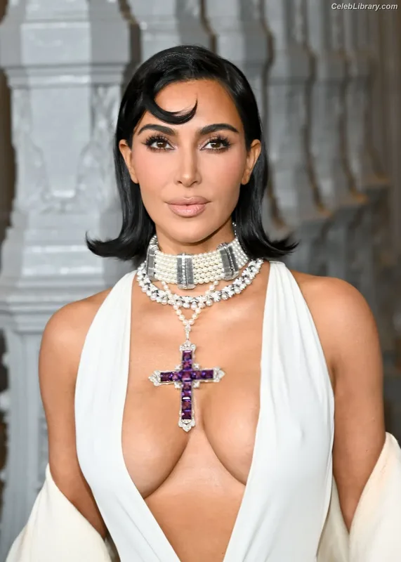 Kim Kardashian photo 19 of 4170