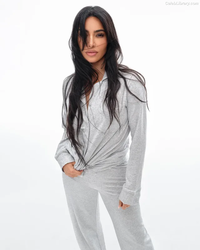 Kim Kardashian photo 7 of 4170
