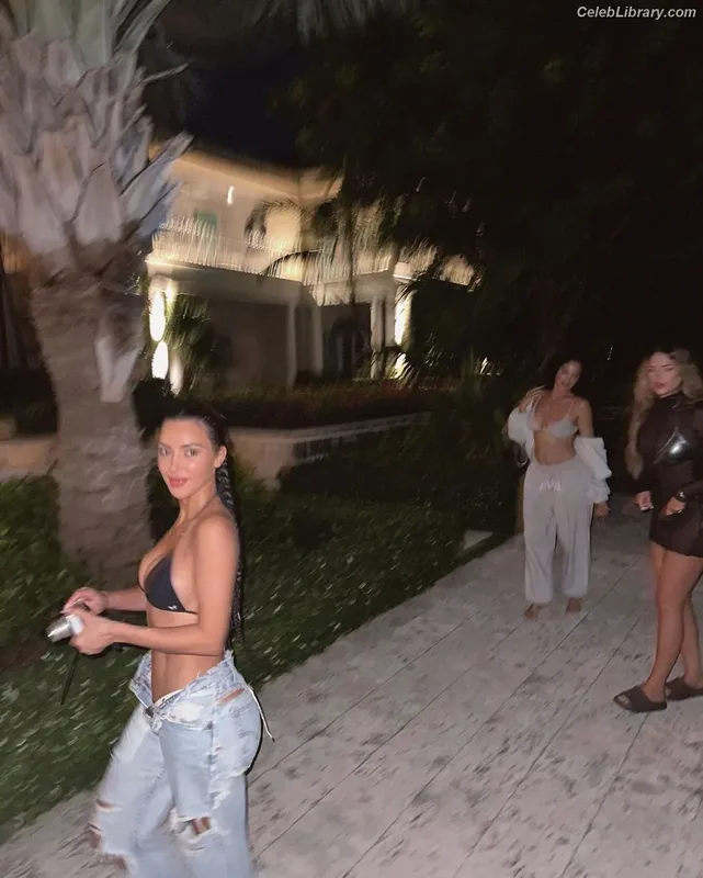 Kim Kardashian photo 9 of 4170